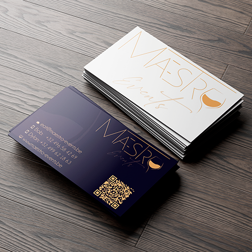 Visitekaartjes van Maestro Events in wit en donkerblauw met gouden accenten