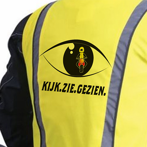 Fluohesje met het logo van de campagne Kijk! Zie! Gezien! op de rug