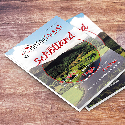 Mockup van het De Motortoerist-magazine met een cover over een motorreis door Schotland